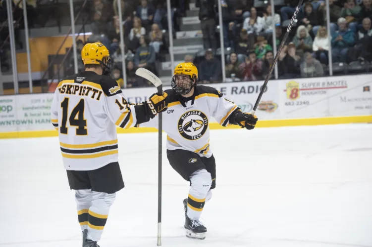 Huskies hockey sweeps Nanooks to improve to 5-1